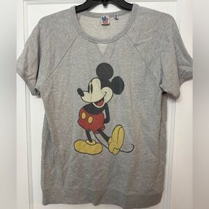DISNEY X JUNK FOOD MICKEY MOUSE
GREY SHORT SLEEVE TETRO SWEATSHIRT Size Medium
